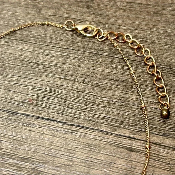 Elegant Gold Necklace with Red Stone Pendant - Picture 4 of 5